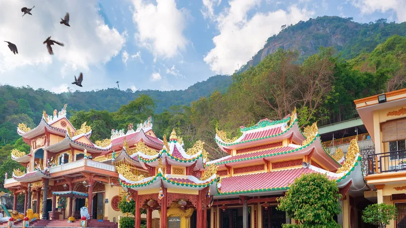 Lễ vía bà Linh Sơn Thánh Mẫu được tổ chức hàng năm vào tháng 5 âm lịch