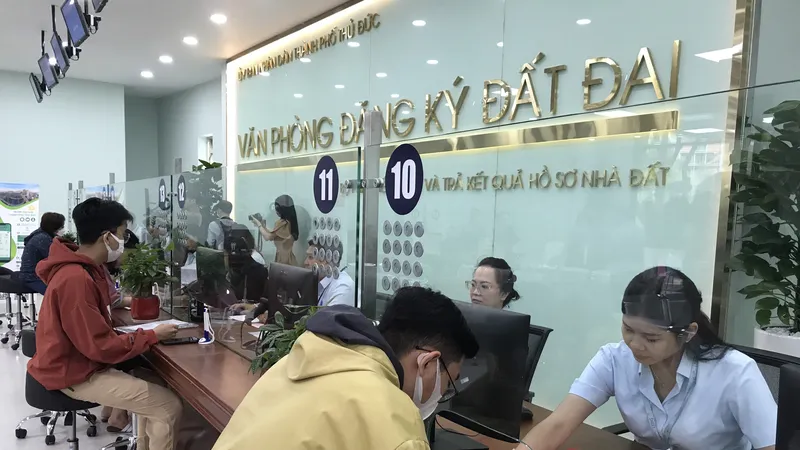 Người dân làm thủ tục tại Văn phòng đăng ký đất đai TP Thủ Đức, TPHCM