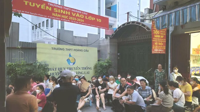 Hà Nội: Phụ huynh vật vã "trắng đêm" để đăng ký 1 suất vào lớp 10 THPT