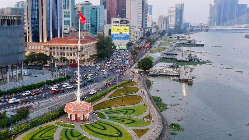 TPHCM đẹp lung linh nhìn từ hướng cột cờ Thủ Ngữ. Ảnh: HOÀNG HÙNG