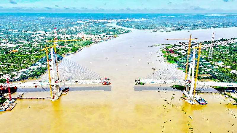 Nhịp chính cầu Mỹ Thuận 2 đang được các đơn vị thi công nỗ lực đẩy nhanh tiến độ để hợp long trước ngày 30-10-2023