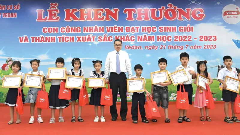 Tổng giám đốc Vedan Việt Nam - ông Ni Chih Hao, trao học bổng và phần thưởng cho con em cán bộ công nhân viên