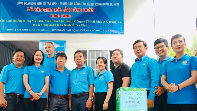 Tặng mái ấm công đoàn cho người lao động khó khăn