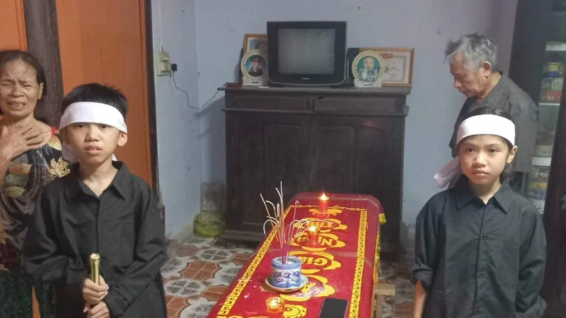 Hai đứa trẻ bơ vơ