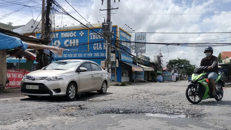 Ổ gà “bẫy” người đi đường