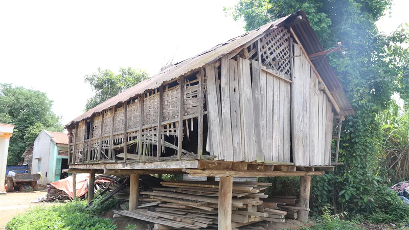 Nhà dài ở buôn Buôr bị hư hỏng, không sử dụng được