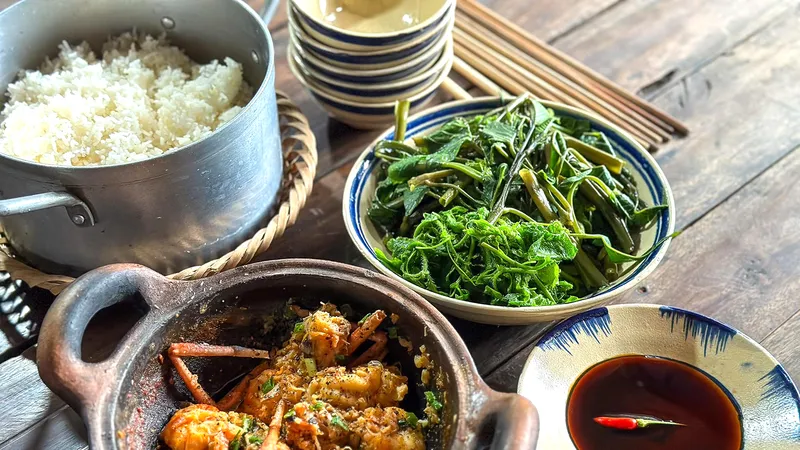 Cơm quê mộc mạc, ấm nồng hương vị tình thân. Ảnh: ĐỖ TÌNH