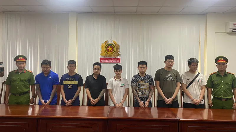 Nhóm 7 đối tượng tại cơ quan công an