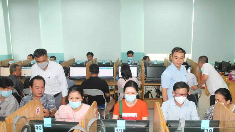 Cán bộ, công chức quận 10 (TPHCM) tham gia kỳ thi kiểm tra năng lực năm 2022 Ảnh: THU HƯỜNG 