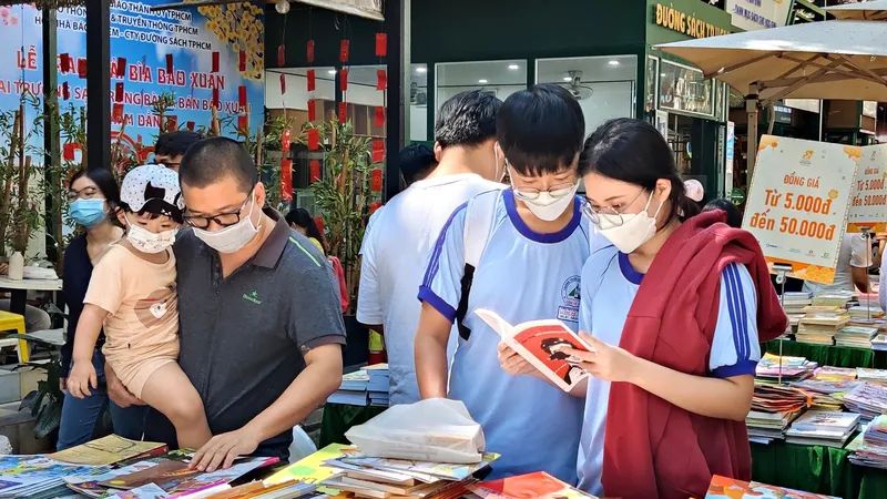 Đường sách TPHCM thu hút đông đảo khách tham quan