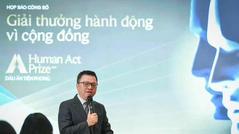 Đồng chí Lê Quốc Minh, Ủy viên Trung ương Đảng, Tổng Biên tập Báo Nhân Dân, Phó Trưởng Ban tuyên giáo Trung ương, Chủ tịch Hội Nhà báo Việt Nam thông báo chính thức các nội dung về Giải thưởng hành động vì cộng đồng tại lễ công bố. Ảnh: THÀNH ĐẠT