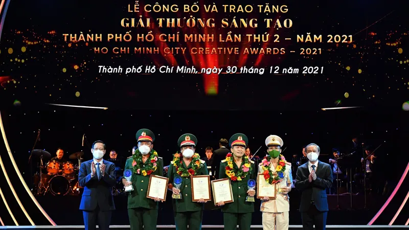 Chủ tịch UBND TPHCM Phan Văn Mãi trao Giải thưởng Sáng tạo TPHCM lần 2 cho các tác giả, nhóm tác giả. Ảnh VIỆT DŨNG