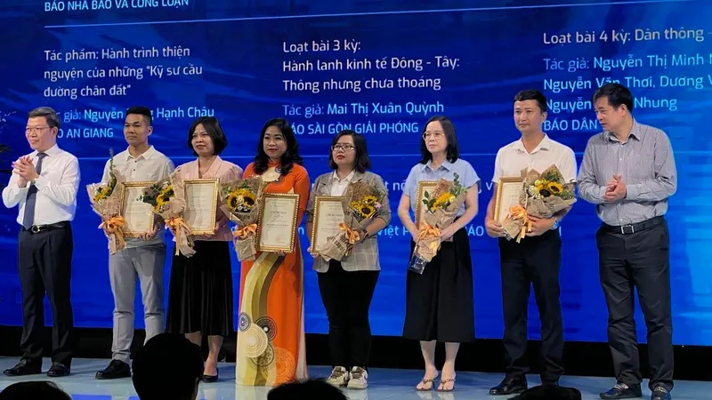 Ban tổ chức trao giải nhất cho các tác giả báo Giao thông và báo Tuổi trẻ