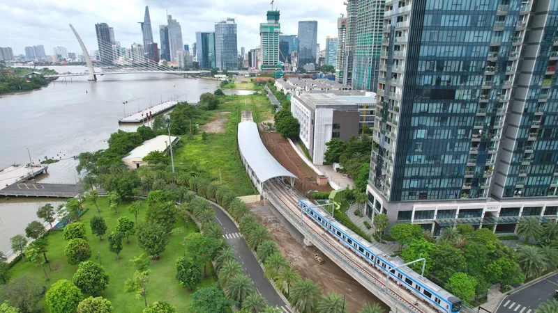 Đoàn tàu chạy qua đoạn nhà ga Ba Son. Ảnh: DŨNG PHƯƠNG
