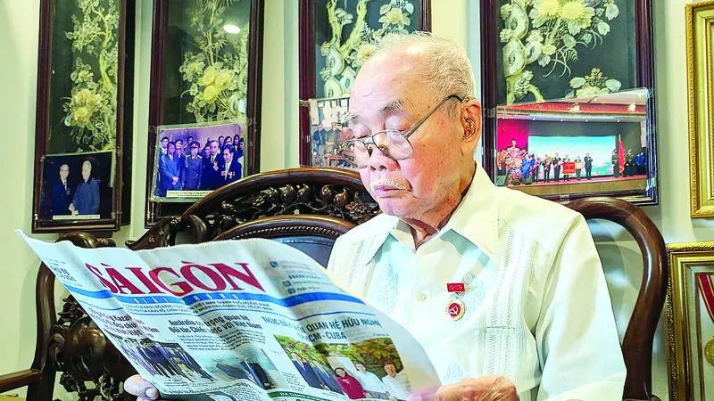 Sáng hàng ngày, ông Nguyễn Tiến Hà đều đọc báo để cập nhật tin tức