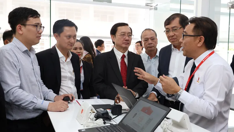 Bộ trưởng Bộ KH-CN Huỳnh Thành Đạt (thứ ba, từ trái sang) thăm Trung tâm Đào tạo Điện tử Quốc tế tại SHTP, một địa chỉ đào tạo nguồn nhân lực của TPHCM