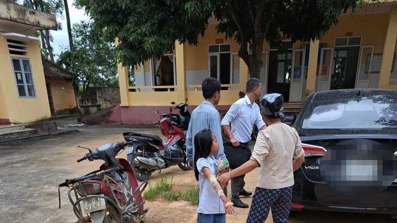 Học sinh bị bỏng được đưa đến cơ sở y tế thăm khám. Ảnh: N.G 
