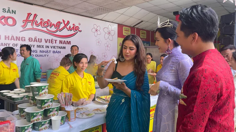 “Cô dâu 8 tuổi” đổ bánh xèo Việt Nam bằng bột mì Mikko Hương Xưa