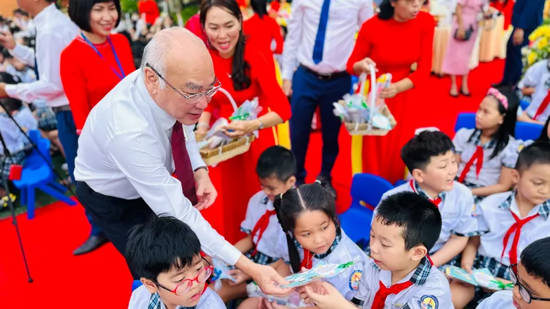 Trưởng Ban Tuyên giáo Thành ủy TPHCM Phan Nguyễn Như Khuê tặng quà cho các em học sinh. Ảnh: CHÍ THẠCH