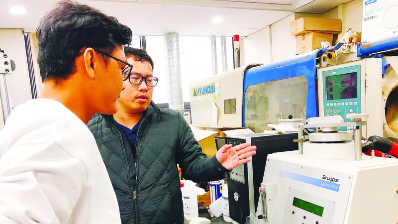Đại diện Công ty Cổ phần Graphene Life giới thiệu máy kiểm tra độ dẻo của vật liệu graphene ở Hàn Quốc