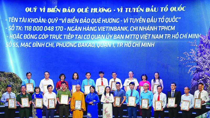 Phó Bí thư Thành ủy, Chủ tịch HĐND TPHCM Nguyễn Thị Lệ và Chủ tịch Ủy ban MTTQ Việt Nam TPHCM Trần Kim Yến trao thư cảm ơn các tổ chức, cá nhân. Ảnh: DŨNG PHƯƠNG