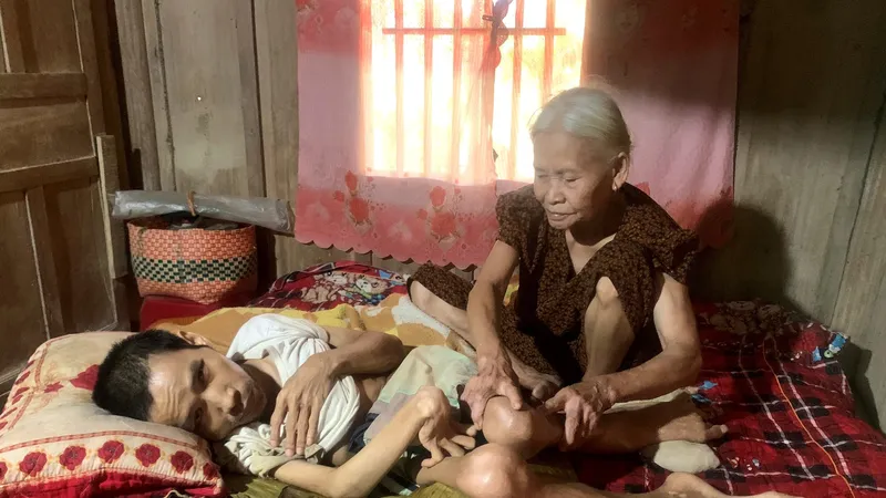 Mẹ già 82 tuổi chăm con nằm liệt giường