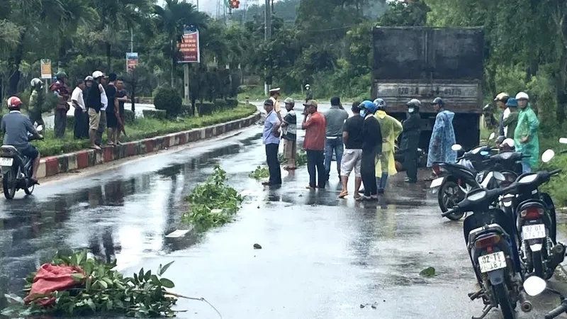 Tông vào đuôi xe tải đậu bên đường, 2 vợ chồng tử vong