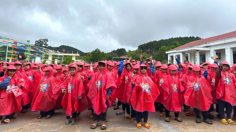Áo mưa tặng cho học sinh