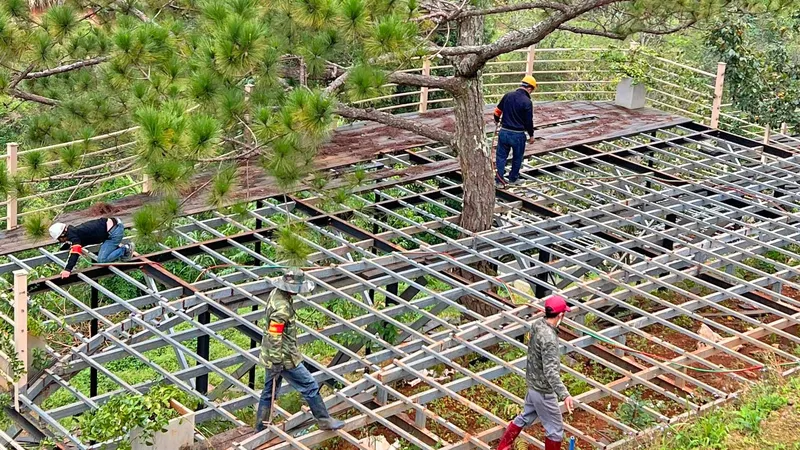 Đoàn cưỡng chế hạng mục không phép tại tổ hợp của Công ty TNHH Malakai, phường 10, TP Đà Lạt 