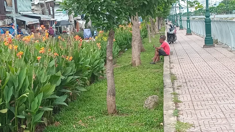 Điểm ô nhiễm do rác thải ở rạch Ụ Cây, quận 8, TPHCM đã được chuyển hóa thành vườn hoa nhỏ xanh, đẹp