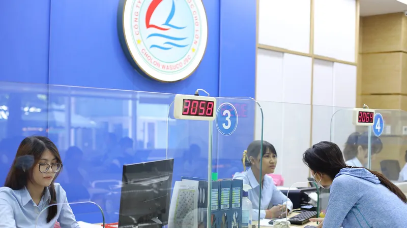 Khách hàng đến giao dịch tại Công ty CP Cấp nước Chợ Lớn. Ảnh: ĐINH BÍCH