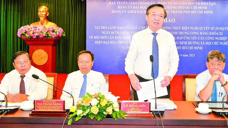 Phó Trưởng ban Thường trực Ban Tuyên giáo Thành ủy TPHCM Lê Hồng Sơn phát biểu tại hội nghị. Ảnh: CAO THĂNG