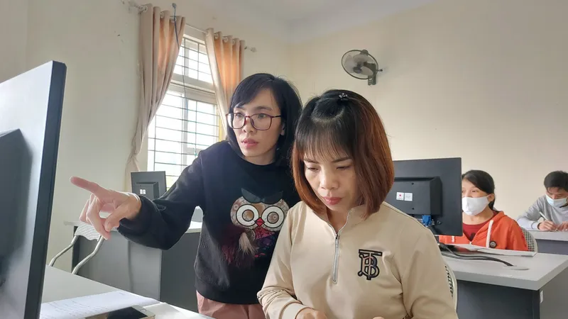 Chị Quyên (đứng) dạy tin học cho các nạn nhân chất độc da cam