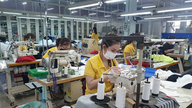 Công nhân Công ty CP Dệt may - Đầu tư thương mại Thành Công (quận Tân Phú, TPHCM) trong ca làm việc