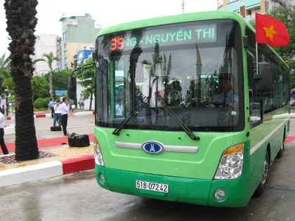 Người cao tuổi tủi thân khi đi xe buýt miễn phí