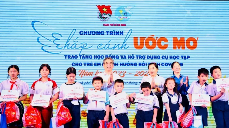 Trao 336 suất học bổng “Chắp cánh ước mơ” cho trẻ mồ côi do Covid-19