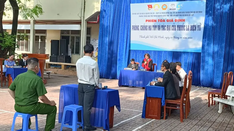 Học sinh lặng người tham gia phiên tòa giả định về phòng chống ma túy và thuốc lá điện tử
