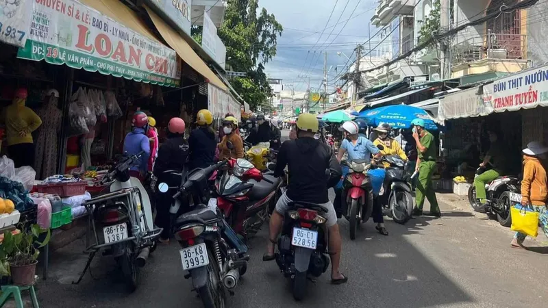 Nhiều người dân đến tìm bà N.T.L.C. (phường Phú Thủy, TP Phan Thiết), chủ dây hụi lớn tại thành phố