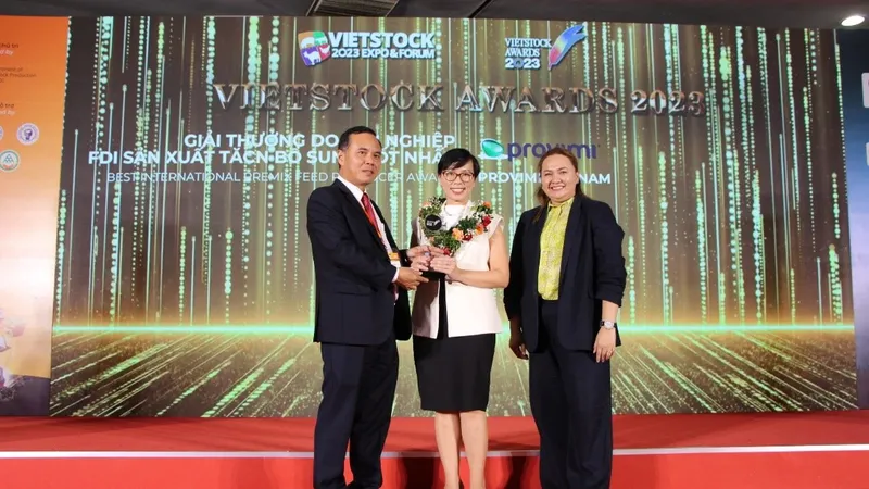 Bà Trần Hoàng Ý Yên (giữa), Giám đốc Thương mại Khối Kinh doanh TĂCN Bổ sung, đại diện Cargill Việt Nam, nhận giải thưởng