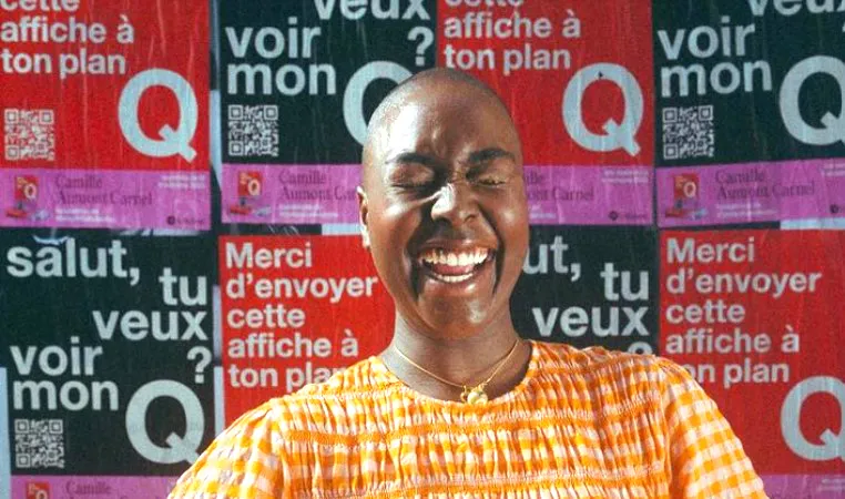 Camille Aumont Carnel tại buổi ra mắt cuốn sách "Les mots du Q"