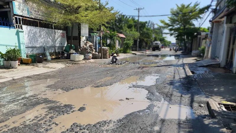 Một đoạn dài trên đường Dương Cát Lợi bị hư hỏng và ngập nặng