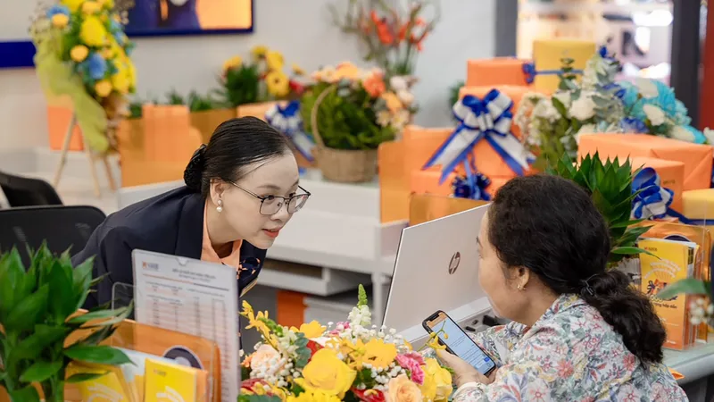 Tiền gửi tiết kiệm của người dân vẫn chảy vào ngân hàng dù lãi suất giảm mạnh (ảnh giao dịch tại SHB). Ảnh: MINH HUY