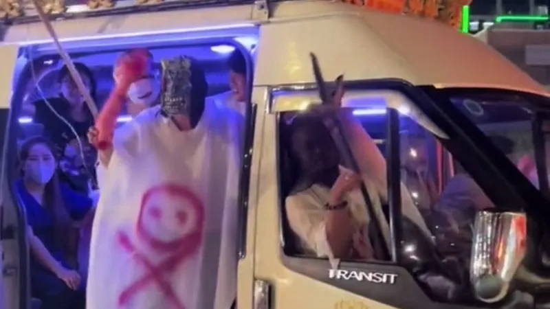 Công an làm việc với tài xế xe tang ở phố đi bộ đêm Halloween
