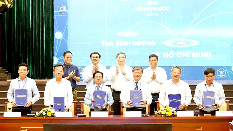 Lãnh đạo Sở GD-ĐT 6 tỉnh, thành phố khu vực Đông Nam bộ ký kết hợp tác. Ảnh: THU TÂM