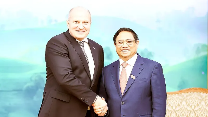 Thủ tướng Chính phủ Phạm Minh Chính tiếp Thượng tướng Kurenkov Aleksandr Vyacheslavovich, Bộ trưởng Bộ Tình trạng khẩn cấp Liên bang Nga. Ảnh: VGP