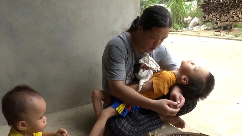 Chồng tâm thần, con bại não