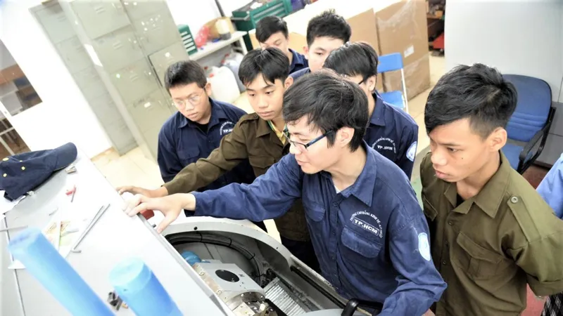 Sinh viên Trường Cao đẳng Kinh tế - kỹ thuật TPHCM trong giờ thực hành