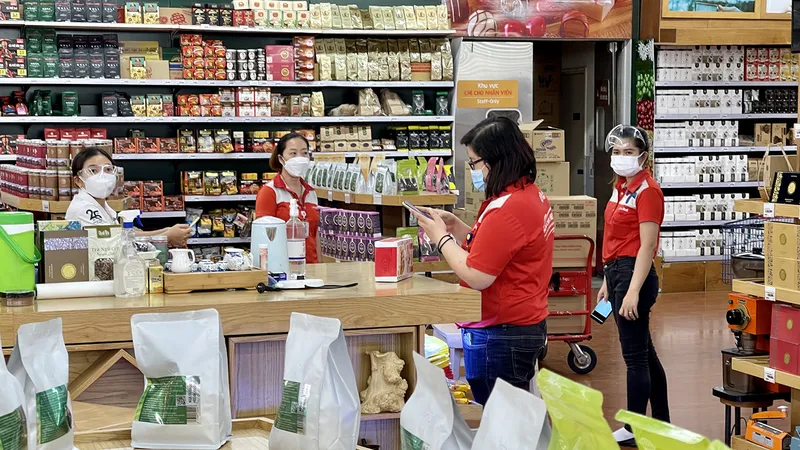 Nhân viên siêu thị Lotte Mart đang trưng bày sản phẩm nông sản Việt lên kệ bán hàng. Ảnh: HOÀNG HÙNG