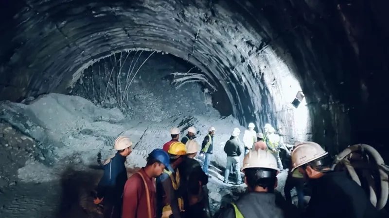Hiện trường vụ sập đường hầm ở bang Uttarakhand, miền bắc Ấn Độ, ngày 12-11. Ảnh: Indian Express