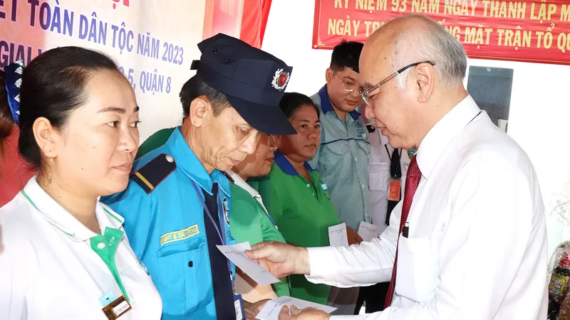 Trưởng Ban Tuyên giáo Thành ủy TPHCM Phan Nguyễn Như Khuê tặng quà chăm lo người dân khó khăn tại chung cư Giai Việt, quận 8, TPHCM